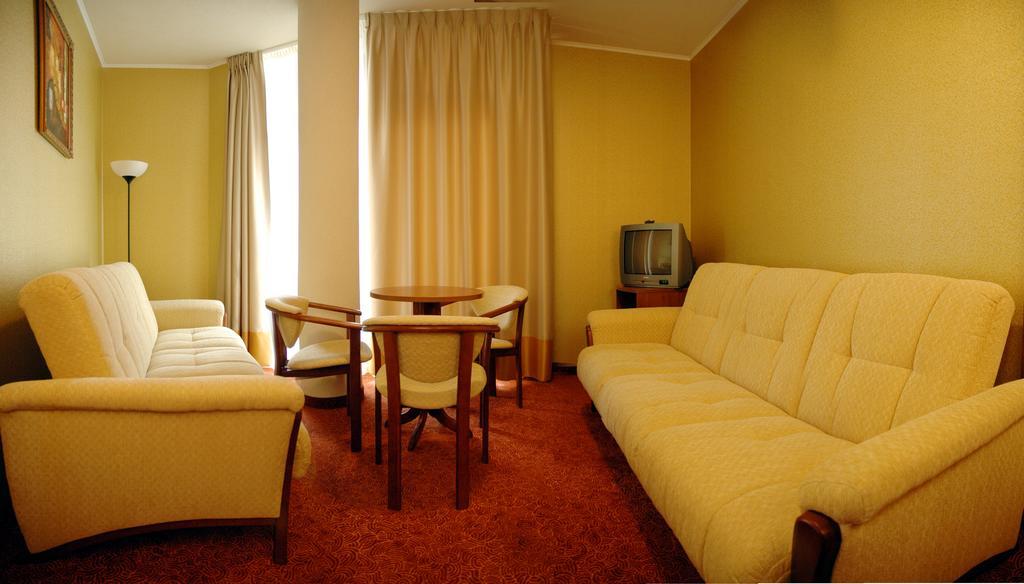 Grot Hotel Malbork Buitenkant foto
