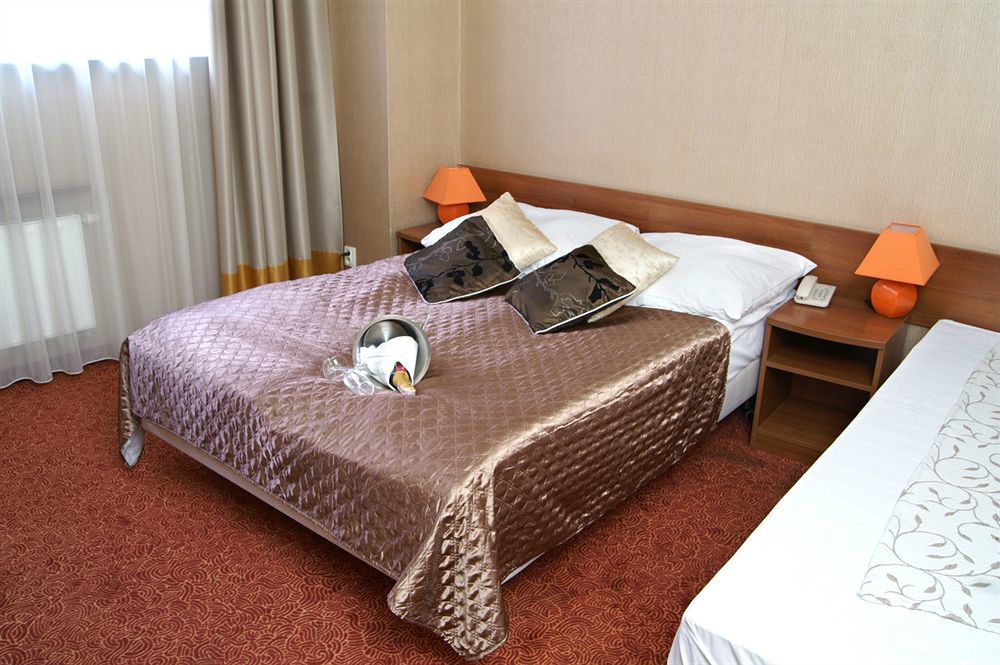 Grot Hotel Malbork Buitenkant foto