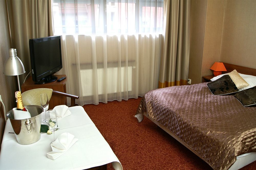 Grot Hotel Malbork Buitenkant foto