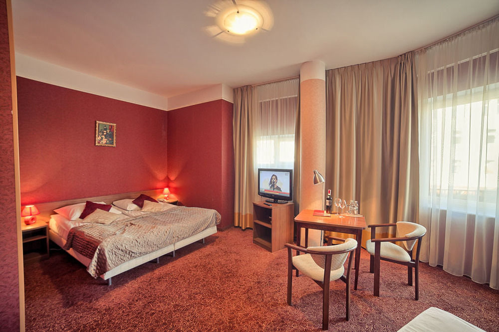 Grot Hotel Malbork Buitenkant foto