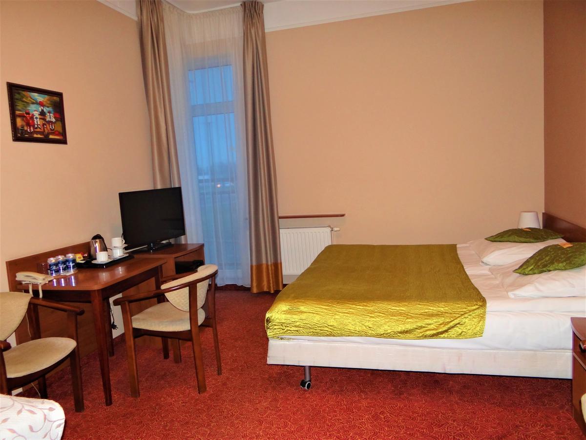 Grot Hotel Malbork Buitenkant foto