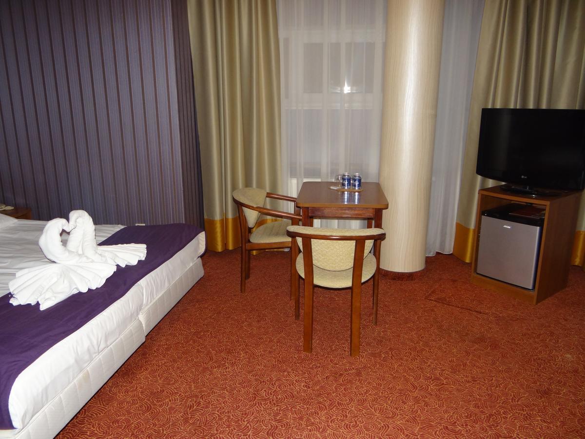 Grot Hotel Malbork Buitenkant foto
