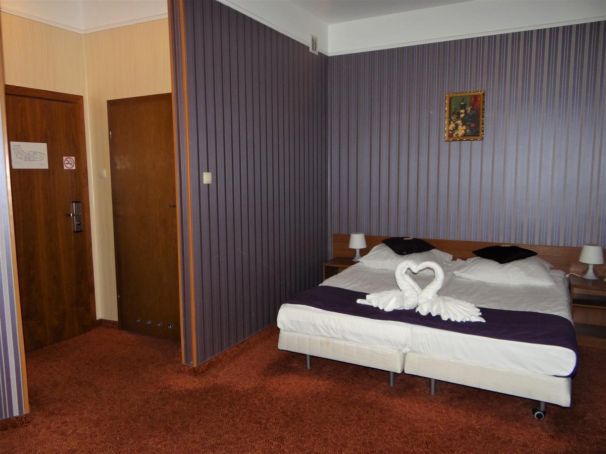 Grot Hotel Malbork Buitenkant foto