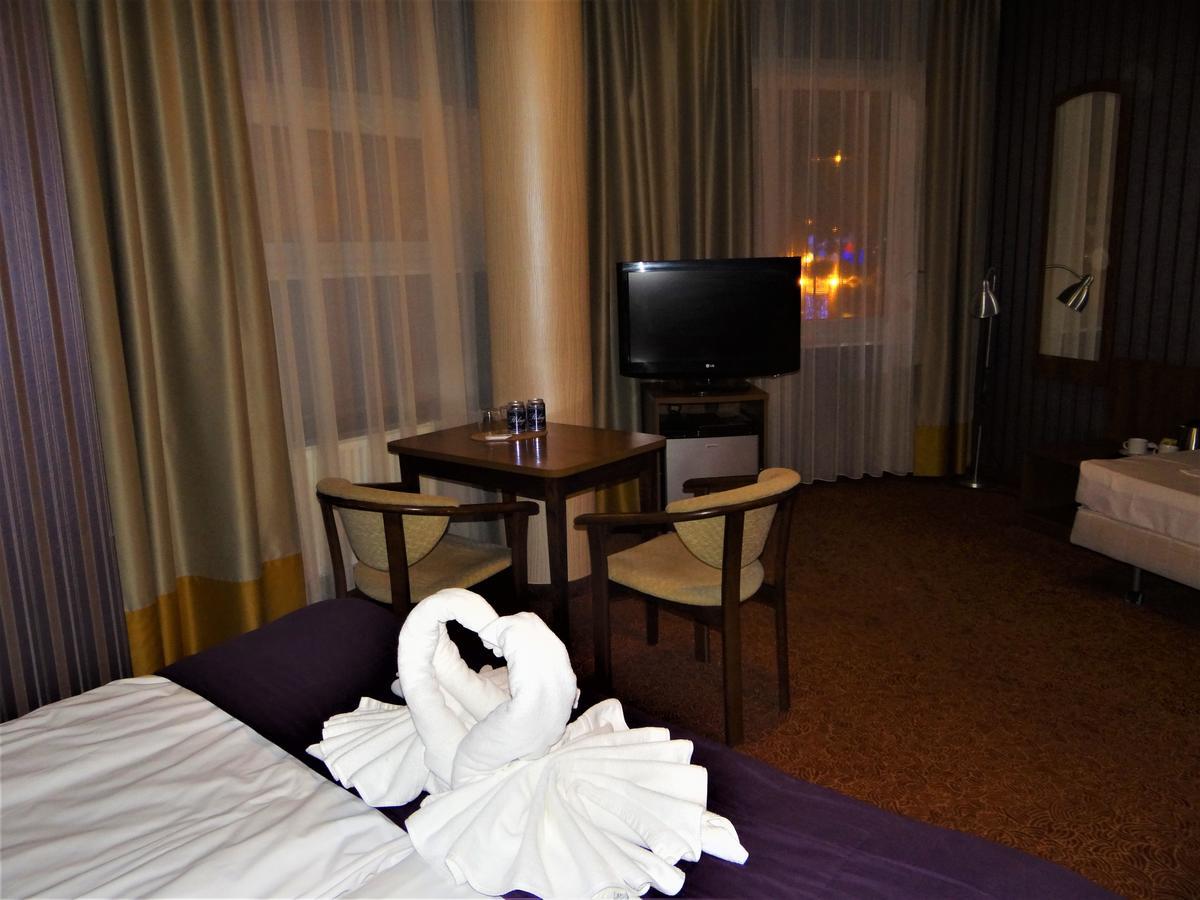 Grot Hotel Malbork Buitenkant foto
