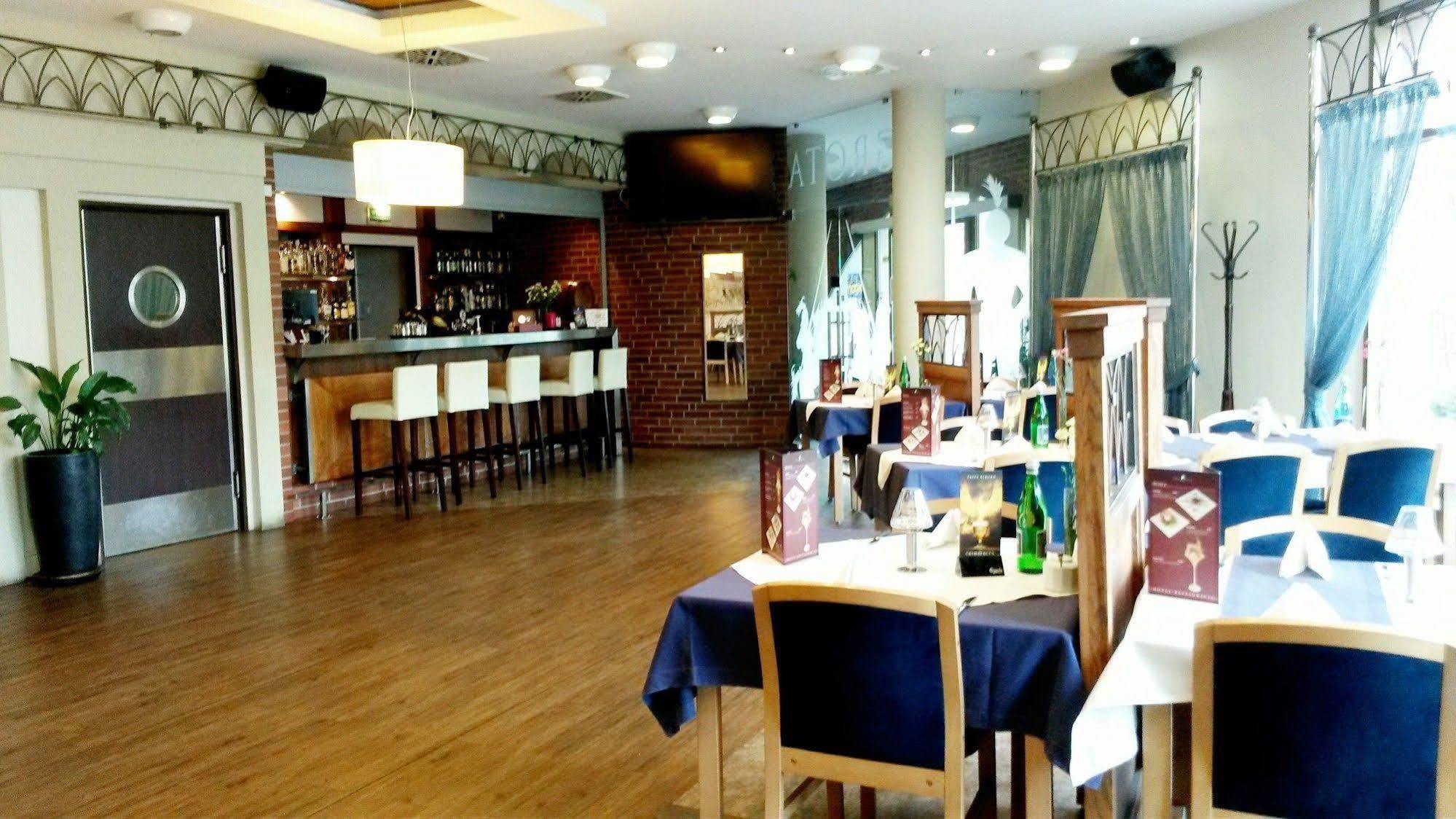 Grot Hotel Malbork Buitenkant foto