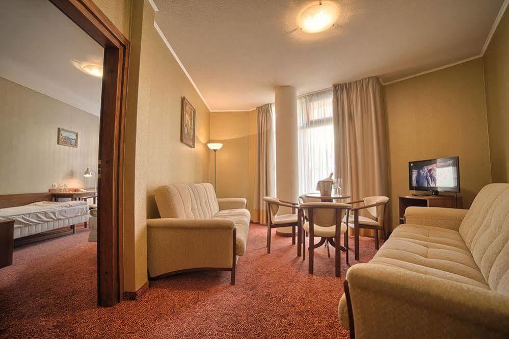 Grot Hotel Malbork Buitenkant foto