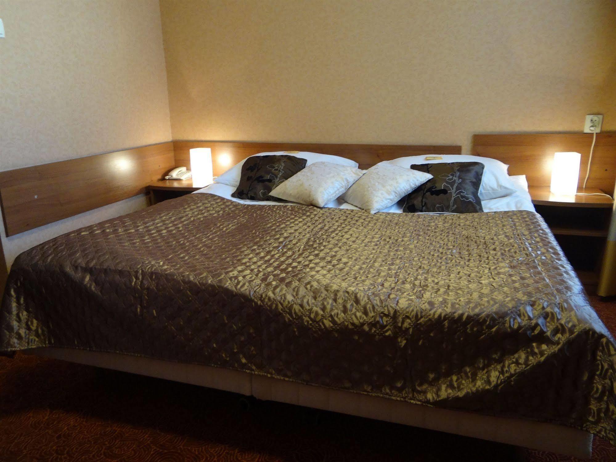 Grot Hotel Malbork Buitenkant foto