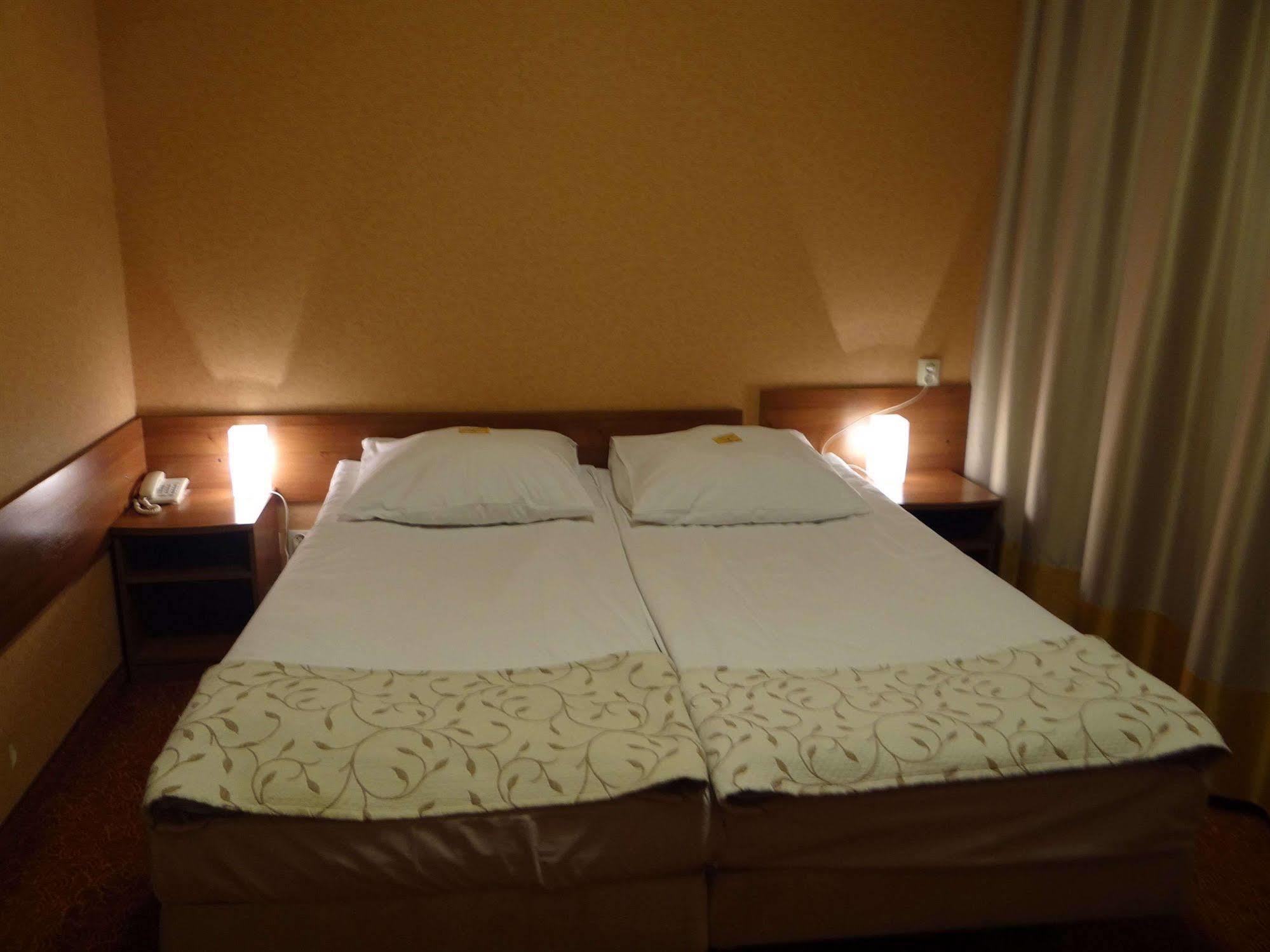 Grot Hotel Malbork Buitenkant foto