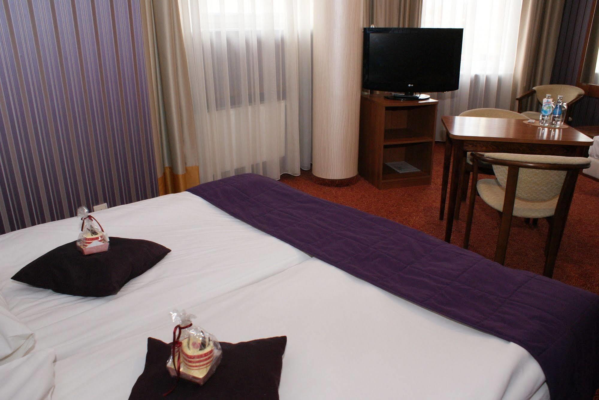 Grot Hotel Malbork Buitenkant foto