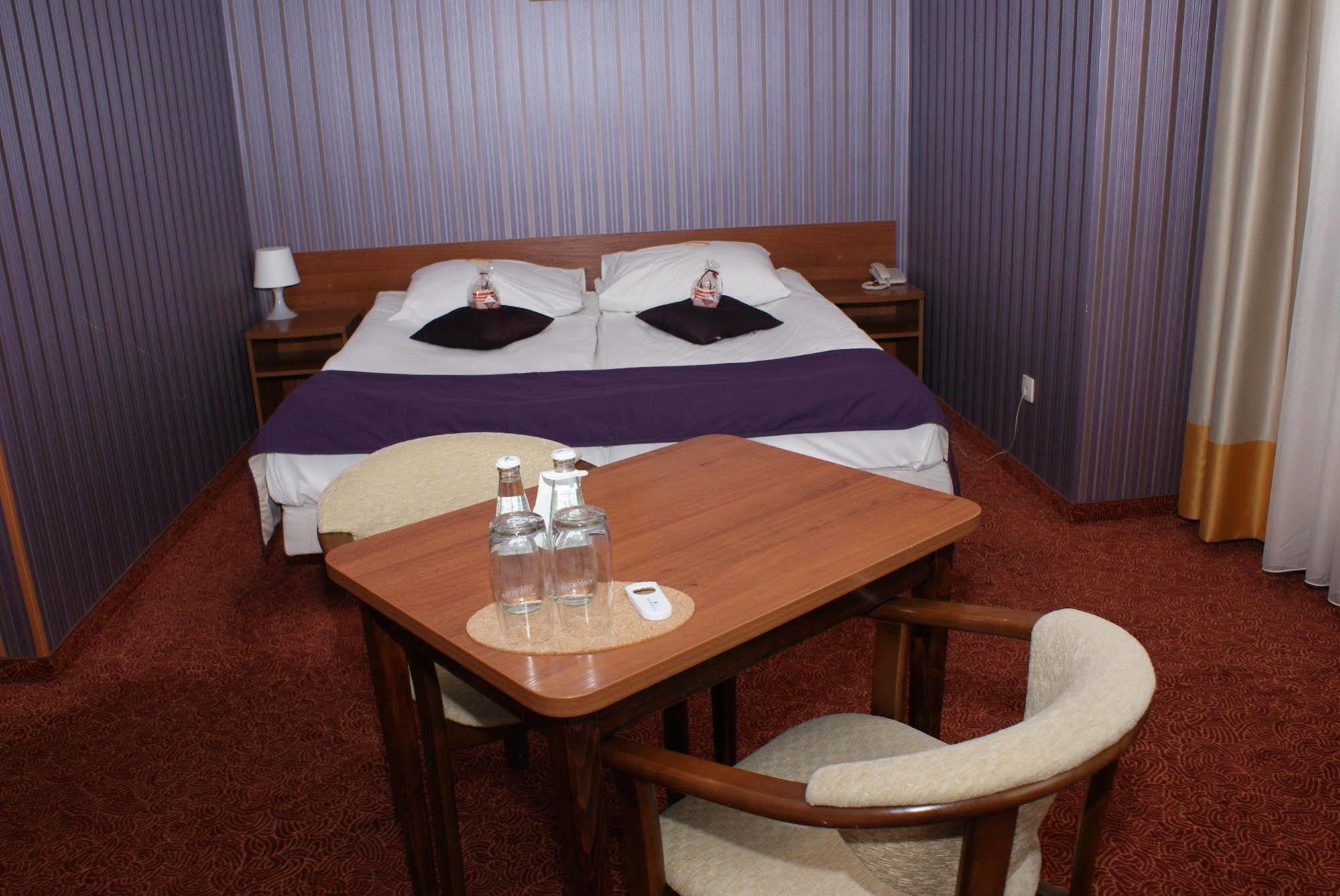 Grot Hotel Malbork Buitenkant foto