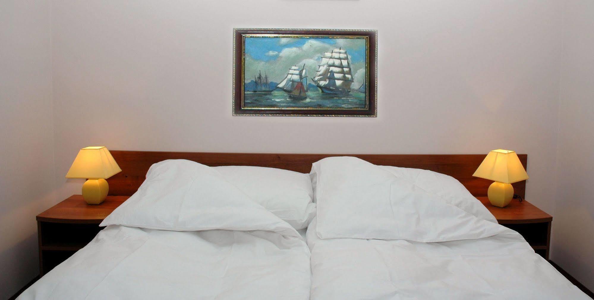 Grot Hotel Malbork Buitenkant foto