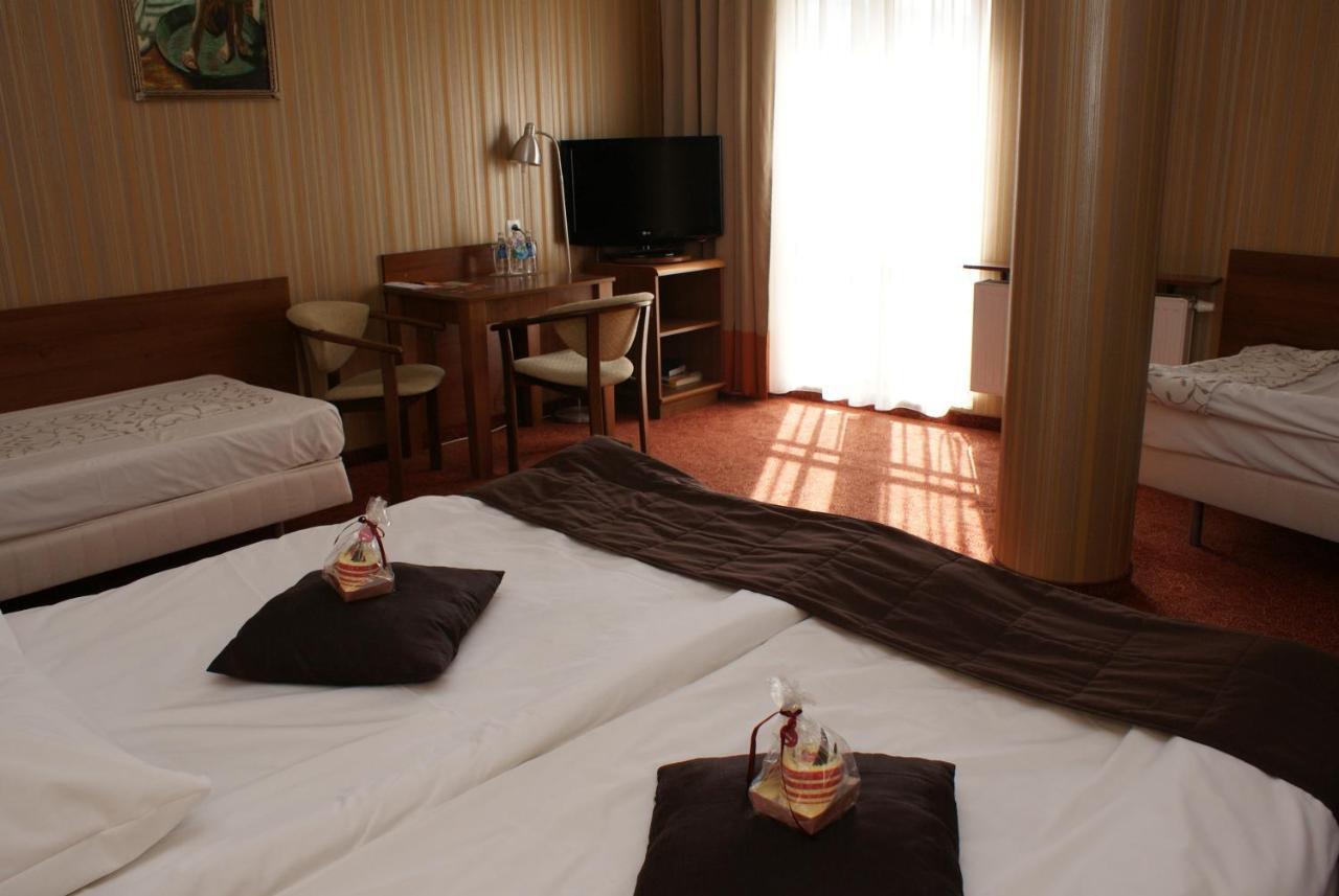 Grot Hotel Malbork Buitenkant foto
